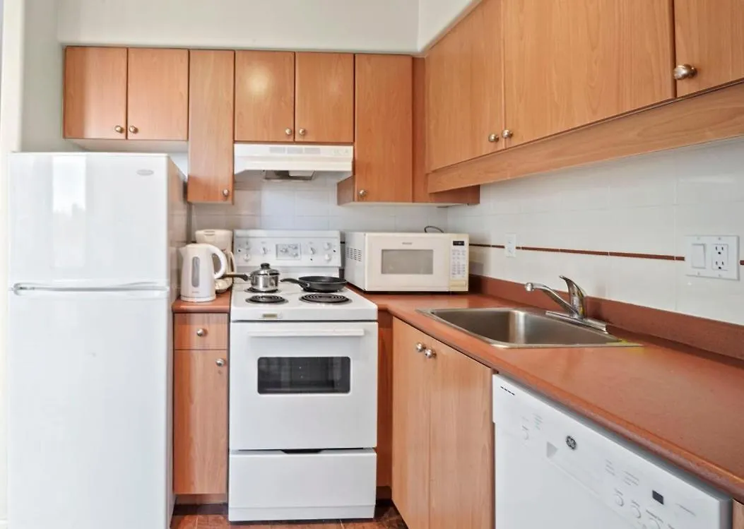 1Bd+Den Condo, With Free Parking In Downtown! Vancouver Apartment