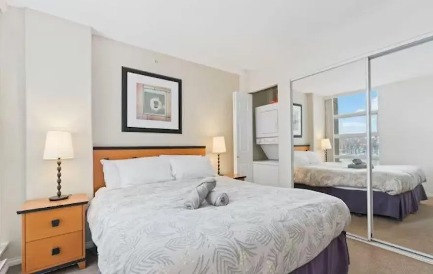 Apartment 1Bd+Den Condo, With Free Parking In Downtown! Vancouver