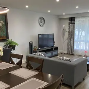 Spectacular 3 Bedroom 2 Wr House - Close To Airport Apartment Toronto