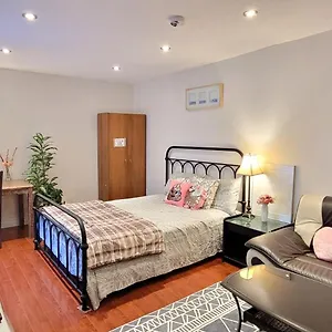 Mainfloor Spacious In Homestay Toronto