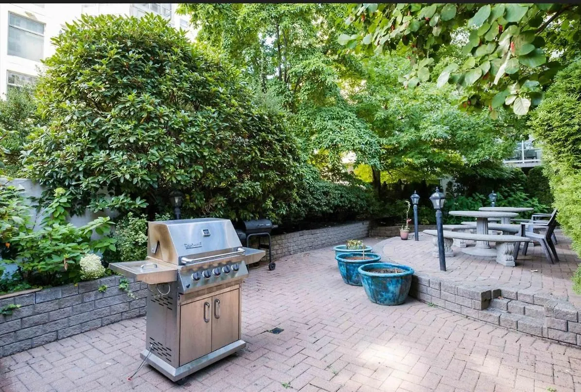 Apartment 1Bd+Den Condo, With Free Parking In Downtown! Vancouver