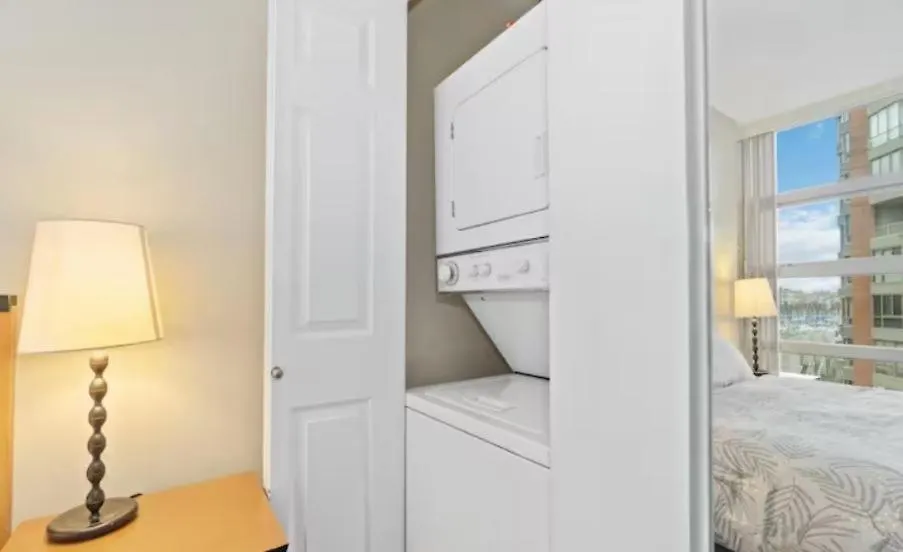 1Bd+Den Condo, With Free Parking In Downtown! Vancouver