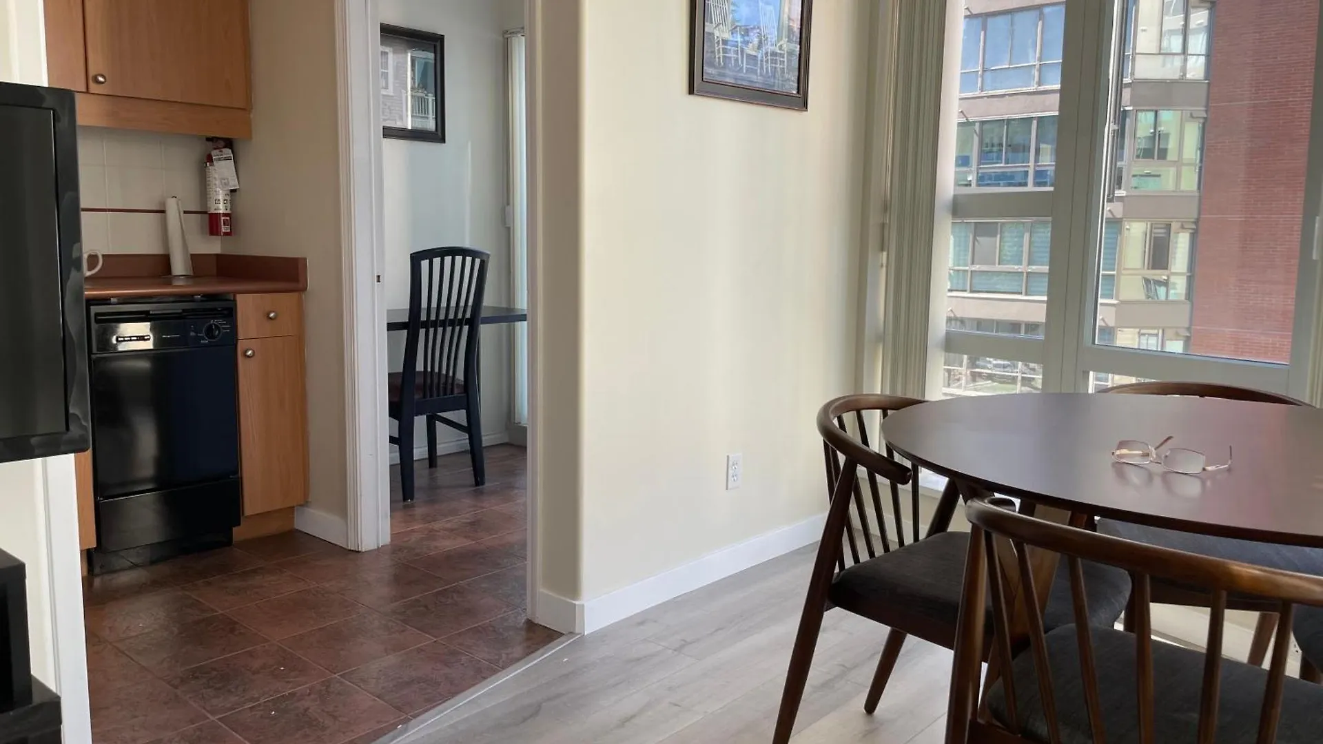Apartment 1Bd+Den Condo, With Free Parking In Downtown! Vancouver