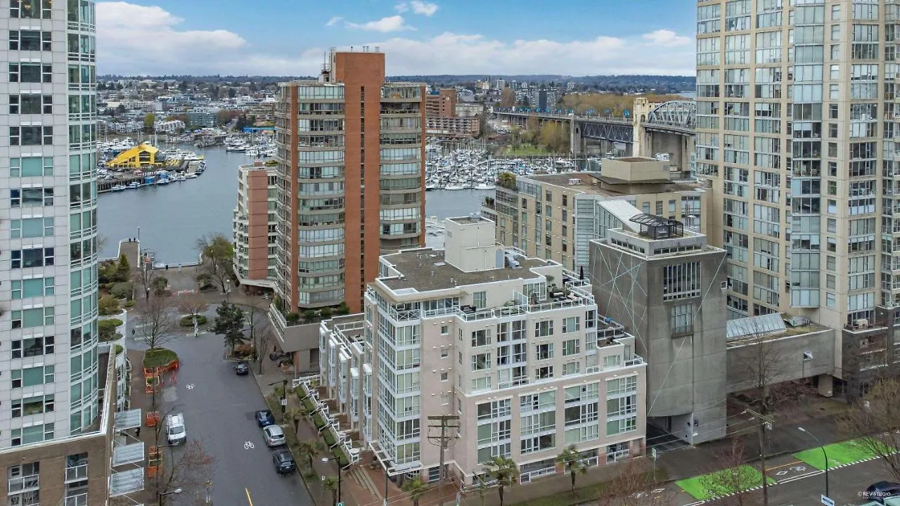 1Bd+Den Condo, With Free Parking In Downtown! location