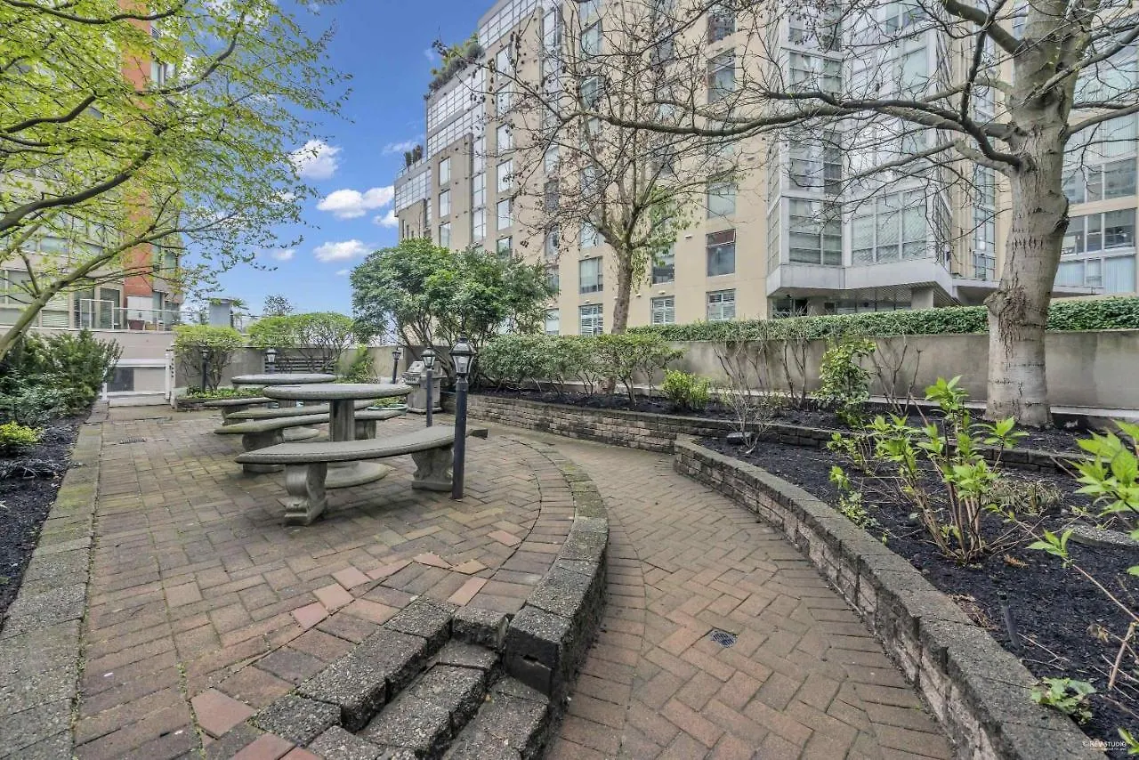 Apartment 1Bd+Den Condo, With Free Parking In Downtown! Vancouver