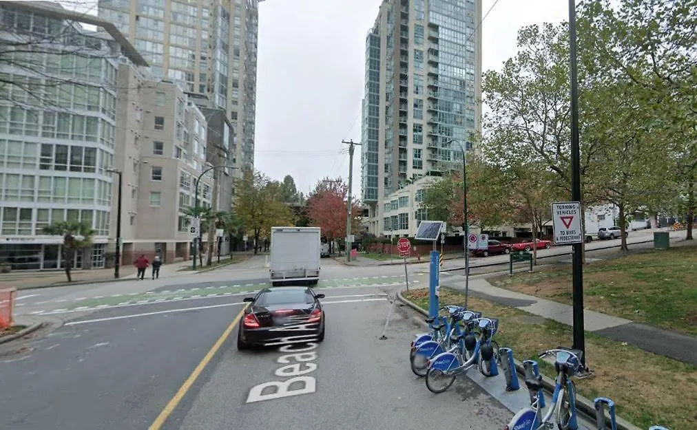Apartment 1Bd+Den Condo, With Free Parking In Downtown! Vancouver Canada