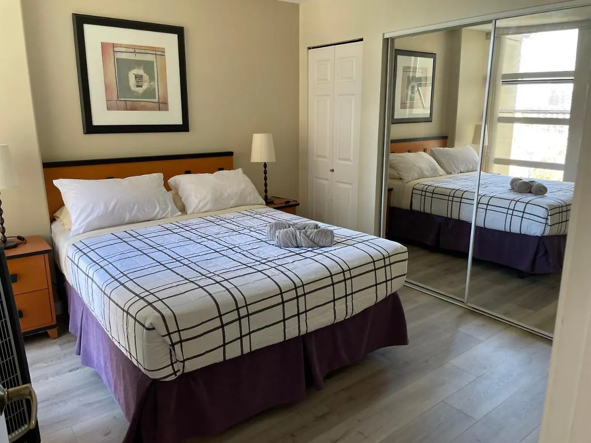 1Bd+Den Condo, With Free Parking In Downtown! Vancouver Apartment