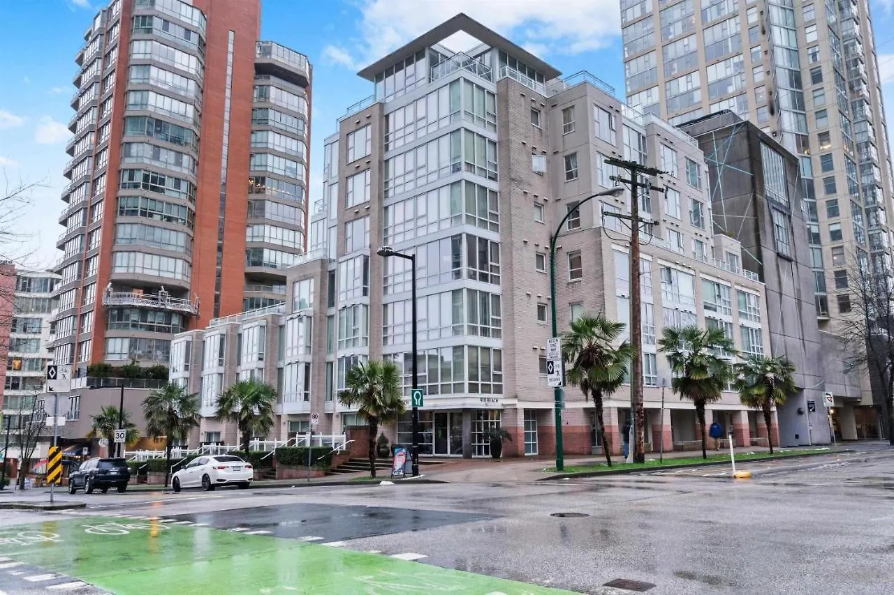 1Bd+Den Condo, With Free Parking In Downtown! Vancouver