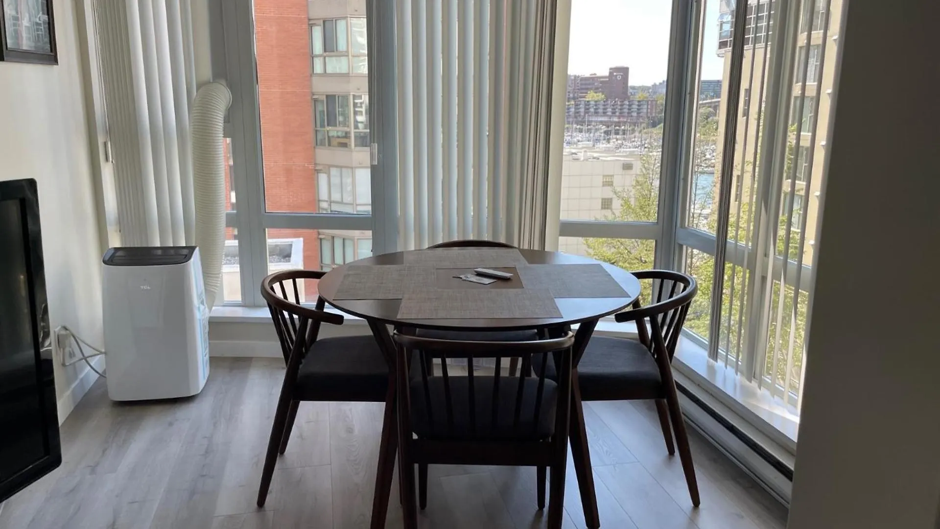 1Bd+Den Condo, With Free Parking In Downtown! Vancouver Canada